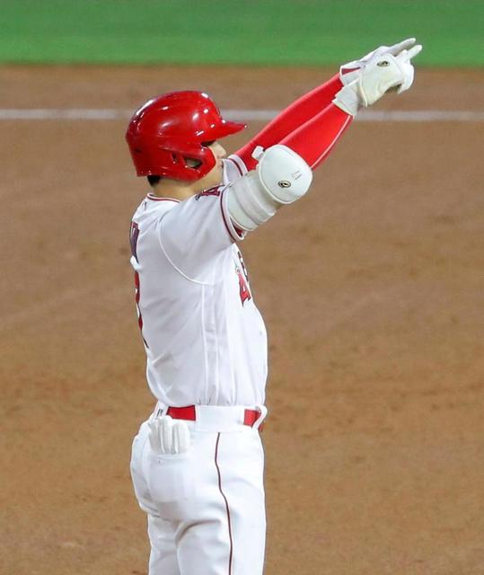 大谷翔平２打席連続タイムリー二塁打、今季１０度目マルチ　六回に“右手だけ”でフェン直