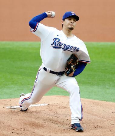 　マリナーズ戦に先発したレンジャーズ・有原＝アーリントン（共同）