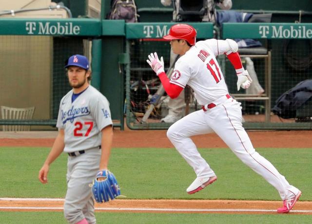 大谷、バウアーから４戦連続安打　秒速９・２メートル　ピンクスパイク快足内野安打