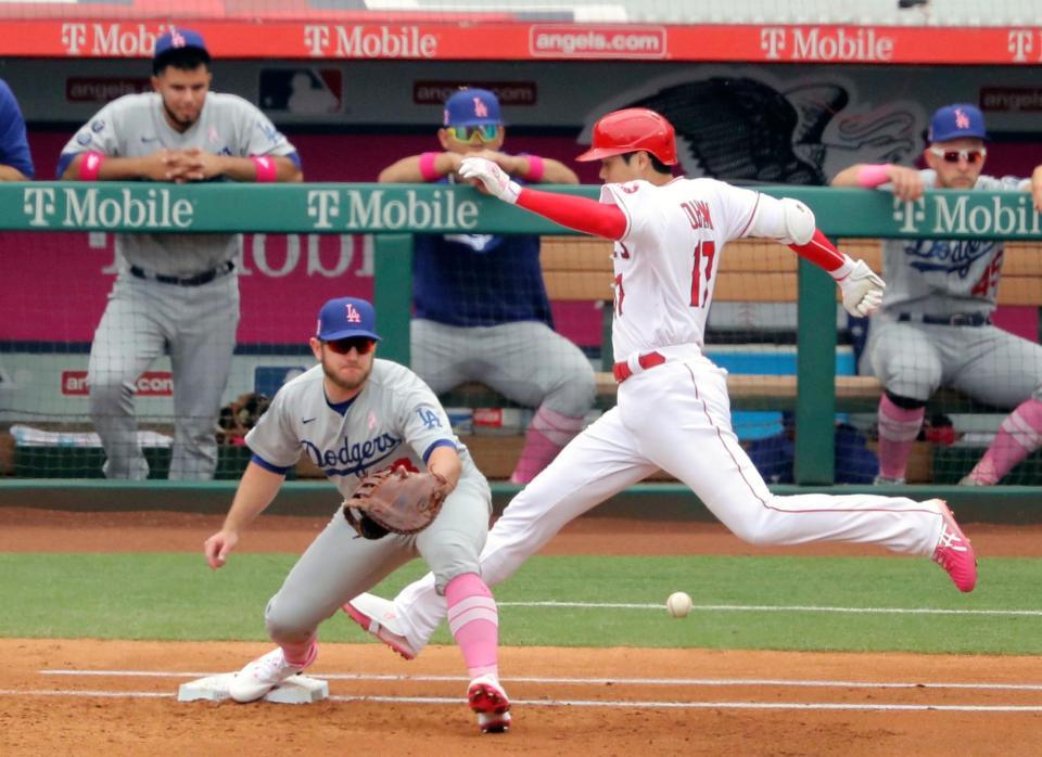 　ドジャース戦の１回、遊撃内野安打を放ち一塁へ駆け込むエンゼルス・大谷＝アナハイム（共同）