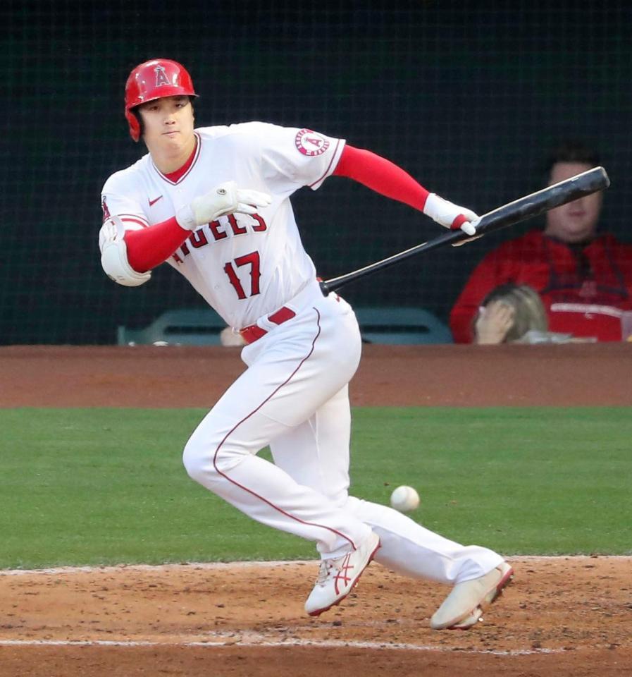 インディアンス戦の６回、三塁へのバント安打を決めるエンゼルス・大谷＝アナハイム（共同）