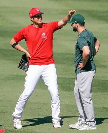 アスレチックスの選手（右）とあいさつを交わすエンゼルス・大谷＝アナハイム（共同）