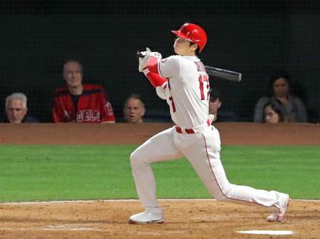 　アスレチックス戦の６回、空振り三振に倒れたエンゼルス・大谷＝アナハイム（共同）