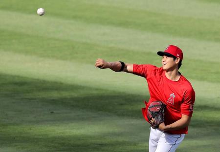 　キャッチボールするエンゼルス・大谷＝アナハイム（共同）