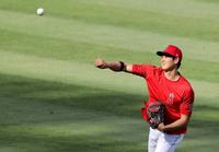 　キャッチボールするエンゼルス・大谷＝アナハイム（共同）