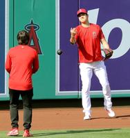 　特殊なボールを使ってトレーニングするエンゼルス・大谷＝アナハイム（共同）