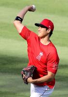 　キャッチボールするエンゼルス・大谷＝アナハイム（共同）