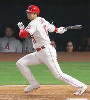 　アスレチックス戦の６回、右へ二塁打を放つエンゼルス・大谷＝アナハイム（共同）