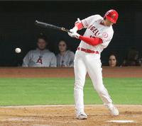 　アスレチックス戦の６回、右へ二塁打を放つエンゼルス・大谷＝アナハイム（共同）