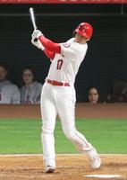 　アスレチックス戦の６回、右へ二塁打を放つエンゼルス・大谷＝アナハイム（共同）