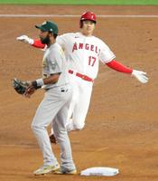 　アスレチックス戦の６回、二塁打を放ち滑り込むエンゼルス・大谷＝アナハイム（共同）