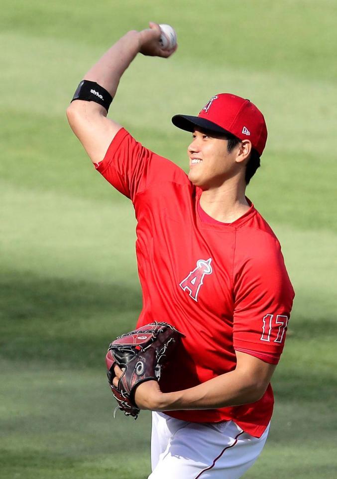 　キャッチボールするエンゼルス・大谷＝アナハイム（共同）