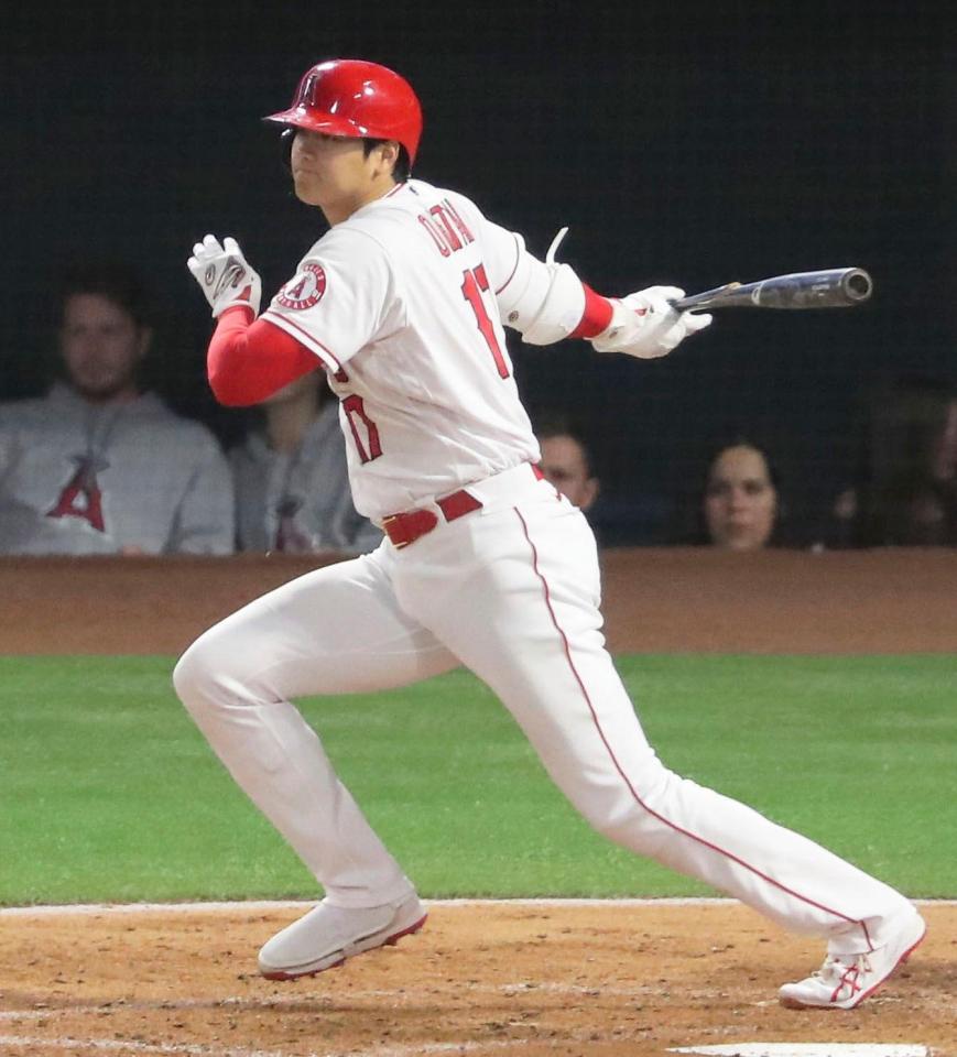 　アスレチックス戦の６回、右へ二塁打を放つエンゼルス・大谷＝アナハイム（共同）