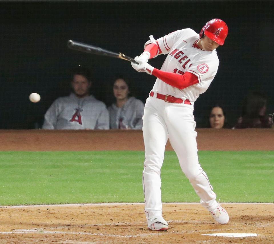 　アスレチックス戦の６回、右へ二塁打を放つエンゼルス・大谷＝アナハイム（共同）