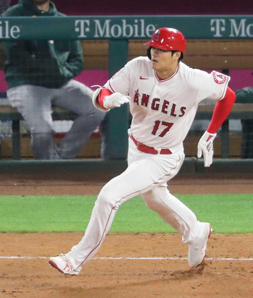 　６回、二塁打を放ち二塁へ向かう大谷（共同）