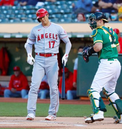 　アスレチックス戦の１回、見逃し三振に倒れたエンゼルス・大谷＝オークランド（共同）