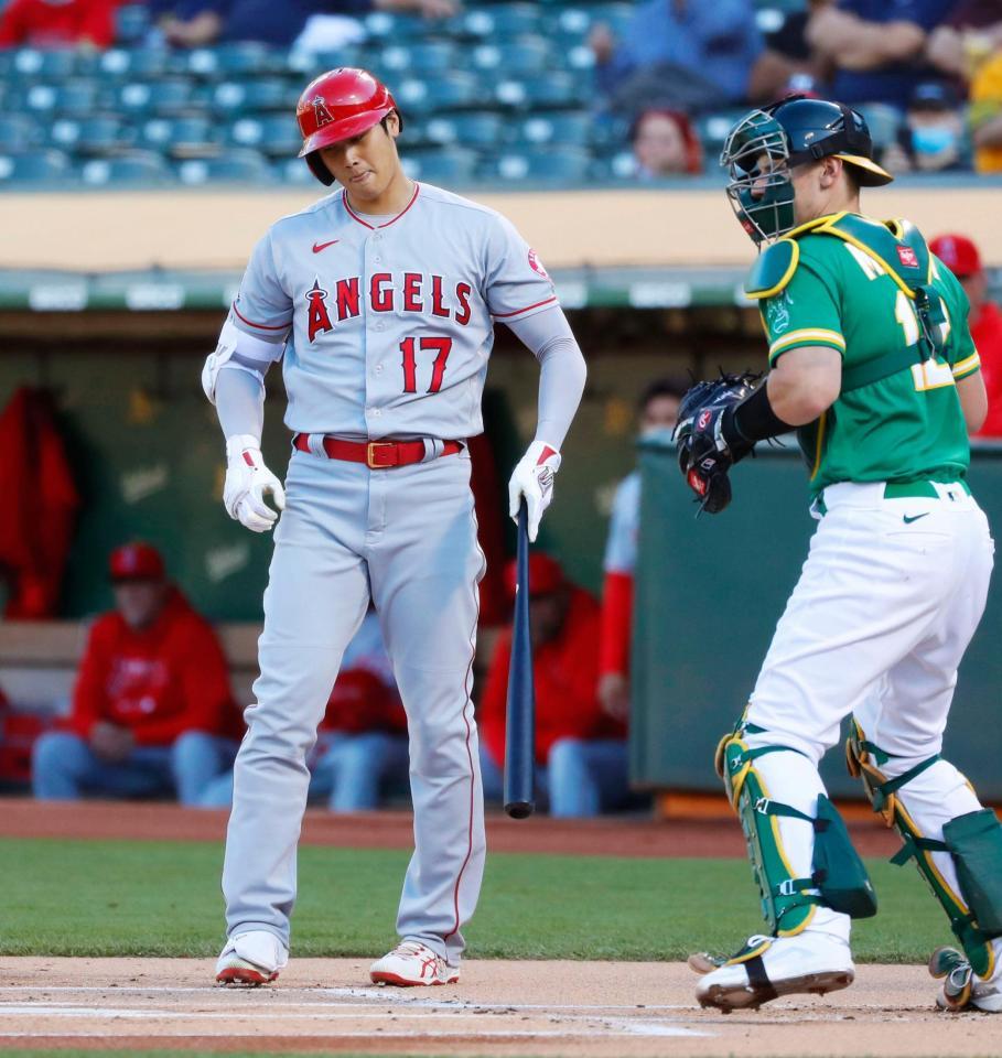 　アスレチックス戦の１回、見逃し三振に倒れたエンゼルス・大谷＝オークランド（共同）