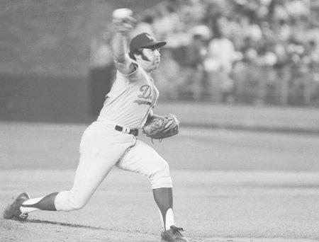 　１９７４年８月のメッツ戦で投球するドジャースのマイク・マーシャル投手＝ニューヨーク（ＡＰ＝共同）