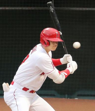 ロイヤルズ戦の１回、四球を選ぶエンゼルス・大谷＝アナハイム（共同）