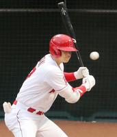 ロイヤルズ戦の１回、四球を選ぶエンゼルス・大谷＝アナハイム（共同）