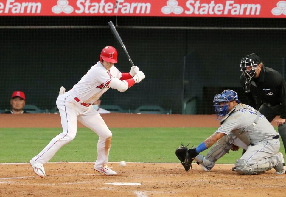 ロイヤルズ戦の２回、四球を選ぶエンゼルス・大谷＝アナハイム（共同）