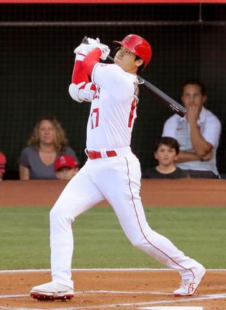 　先制の17号２ランを放つエンゼルス・大谷