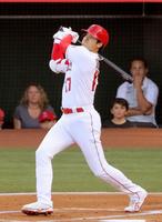 　先制の17号２ランを放つエンゼルス・大谷