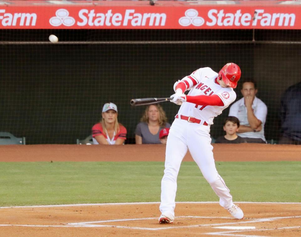 　先制の17号２ランを放つエンゼルス・大谷