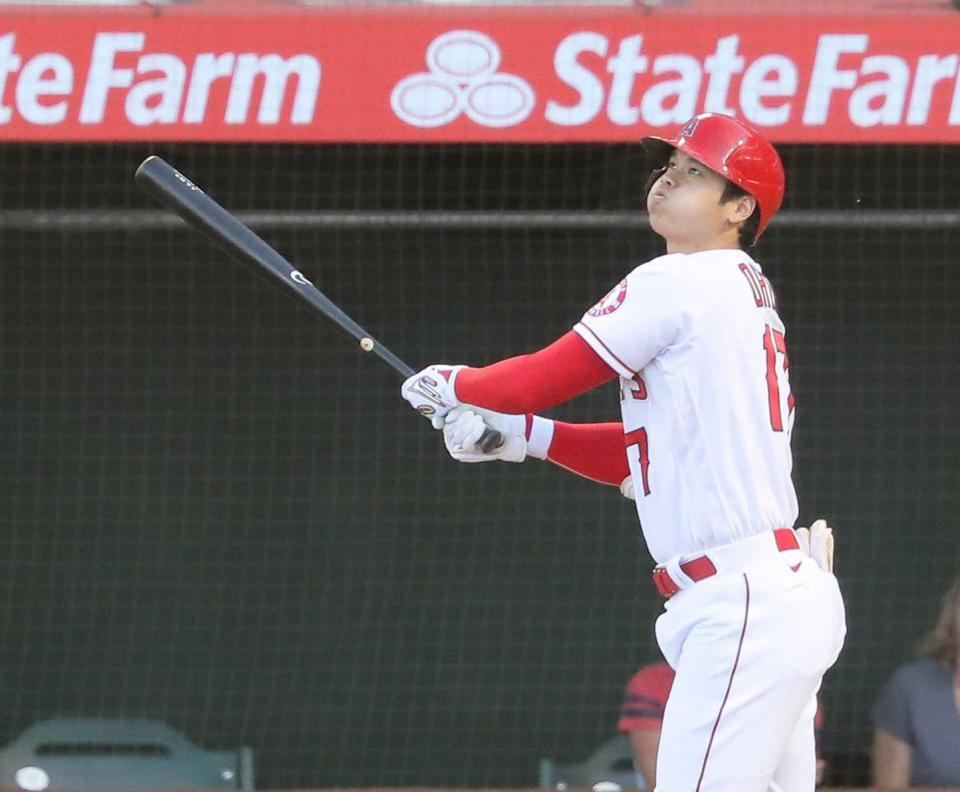 ロイヤルズ戦の１回、先制の１７号２ランを放つエンゼルス・大谷（共同）　