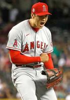 　ダイヤモンドバックス戦の４回、アーメッドを三振に仕留め、雄たけびを上げるエンゼルス・大谷＝フェニックス（共同）
