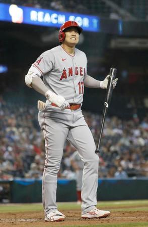 　８回、代打で空振り三振に倒れた大谷（共同）