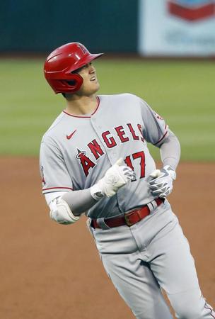 　アスレチックス戦の４回、二ゴロに倒れたエンゼルス・大谷＝オークランド（共同）