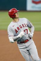 　アスレチックス戦の４回、二ゴロに倒れたエンゼルス・大谷＝オークランド（共同）