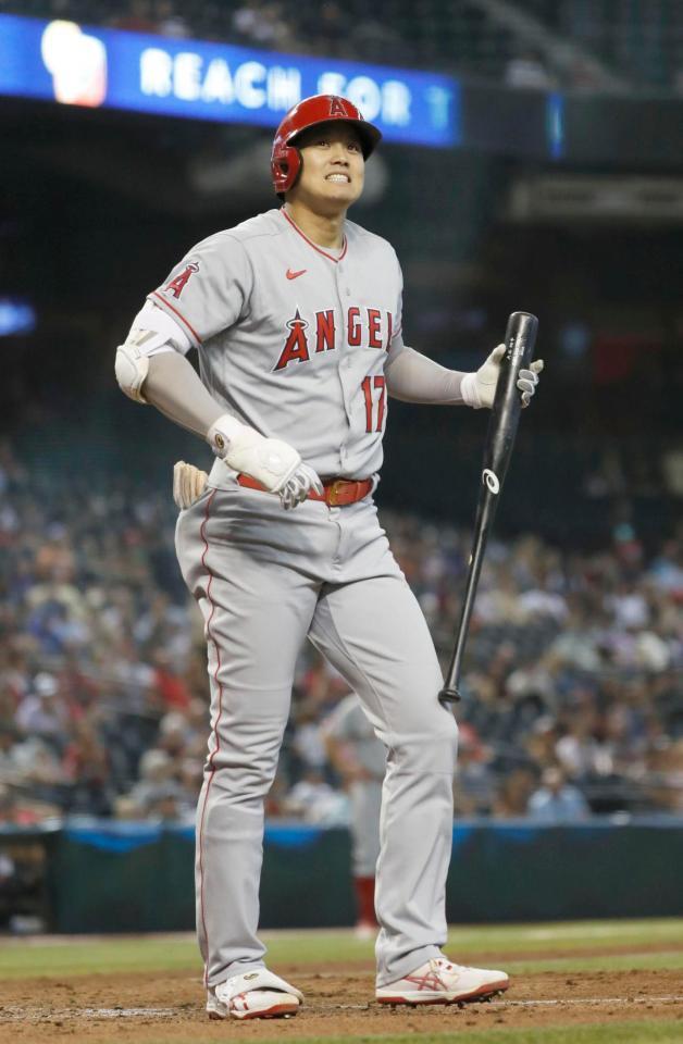 　８回、代打で空振り三振に倒れた大谷（共同）