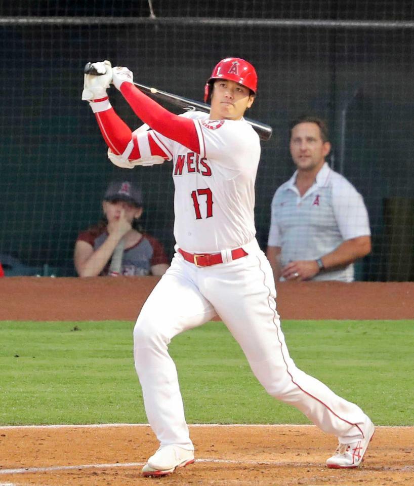 　３回、２２号２ランを放つ大谷（共同）