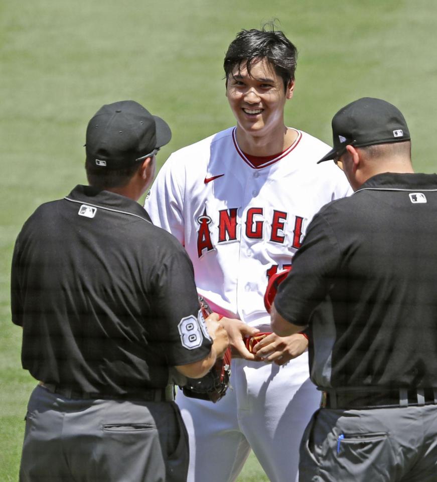 　ジャイアンツ戦の２回を投げ終え、審判員による粘着物質のチェックを受けるエンゼルス・大谷＝アナハイム（共同）