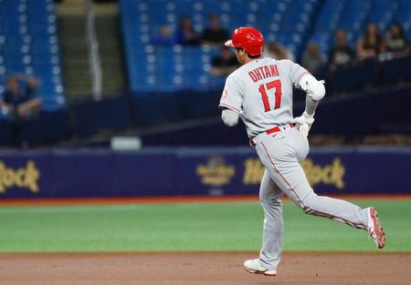 レイズ戦の１回、先頭打者本塁打を放ち、二塁へ向かうエンゼルス・大谷＝セントピーターズバーグ（共同）