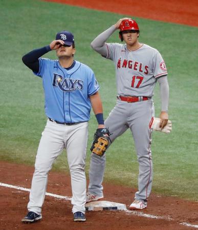 レイズ戦の３回、セーフティーバントを決めたエンゼルス・大谷。左は一塁手崔志万＝セントピーターズバーグ（共同）