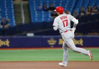 レイズ戦の１回、先頭打者本塁打を放ち、二塁へ向かうエンゼルス・大谷＝セントピーターズバーグ（共同）