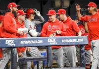 レイズ戦の１回、先頭打者本塁打を放ち、ベンチで祝福されるエンゼルス・大谷（左から３人目）＝セントピーターズバーグ（ＡＰ＝共同）