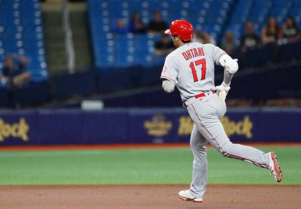 レイズ戦の１回、先頭打者本塁打を放ち、二塁へ向かうエンゼルス・大谷＝セントピーターズバーグ（共同）