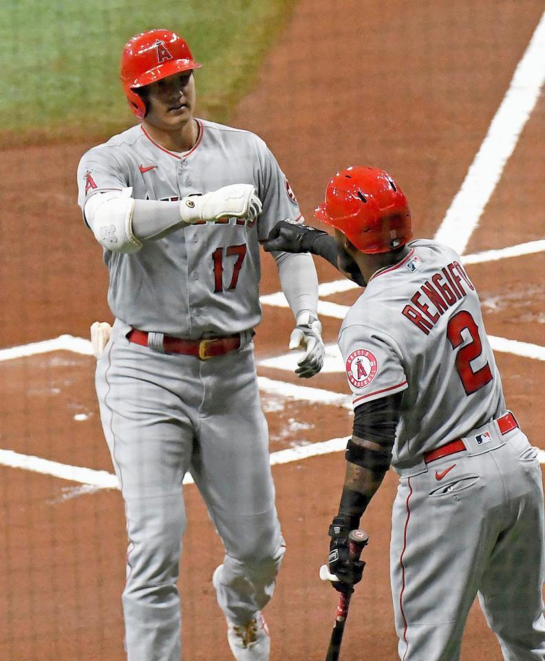 レイズ戦の１回、先頭打者本塁打を放ち迎えられるエンゼルス・大谷（左）＝セントピーターズバーグ（ＵＳＡトゥデー・ロイター＝共同）