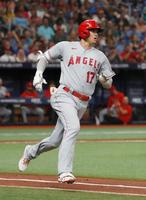 レイズ戦の３回、適時二塁打を放ち一塁へ向かうエンゼルス・大谷＝セントピーターズバーグ（共同）