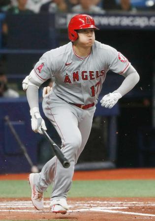 　３回、適時二塁打を放つ大谷（共同）