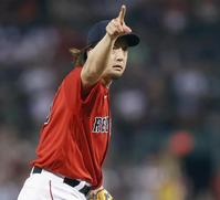 　ロイヤルズ戦の６回途中に２番手で登板し、１回１／３を１安打無失点で４勝目を挙げたレッドソックス・沢村＝ボストン（ゲッティ＝共同）
