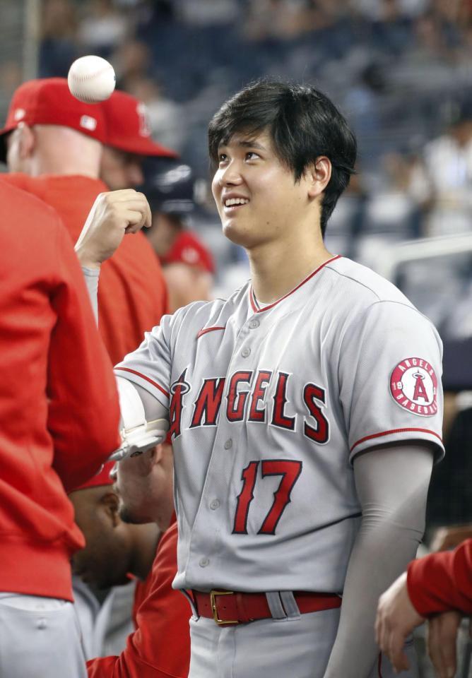 　ヤンキース戦のベンチで笑顔を見せるエンゼルス・大谷＝ニューヨーク（共同）