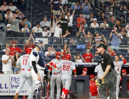 　ヤンキース戦の５回、２打席連続本塁打となる２８号２ランを放ったエンゼルス・大谷（１７）と、観客席で盛り上がるファン＝ニューヨーク（共同）