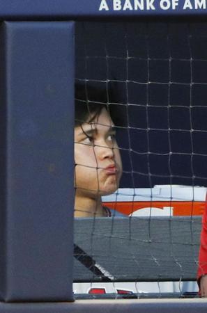 　ヤンキース戦で先発登板したが１回途中で降板となり、ベンチで厳しい表情のエンゼルス・大谷＝ニューヨーク（共同）