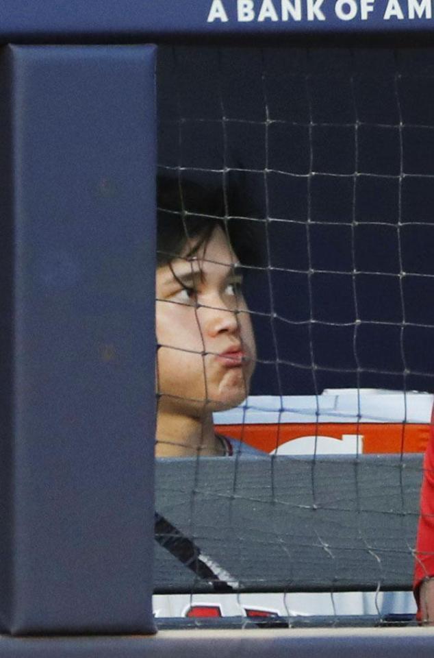 　ヤンキース戦で先発登板したが１回途中で降板となり、ベンチで厳しい表情のエンゼルス・大谷＝ニューヨーク（共同）