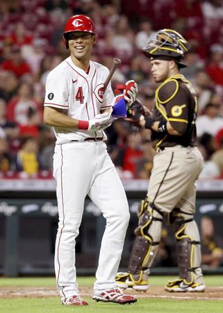 　７回に代打で死球を受け、笑顔を見せる秋山（ゲッティ＝共同）